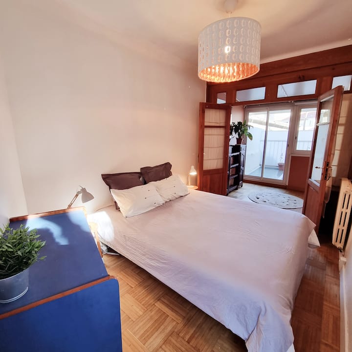 Dhomë gjumi 01 + verandë ngjitur 
krevat dopio "queen" 160x200cm
xham dopio akustik
derë xhami me pamje nga rruga