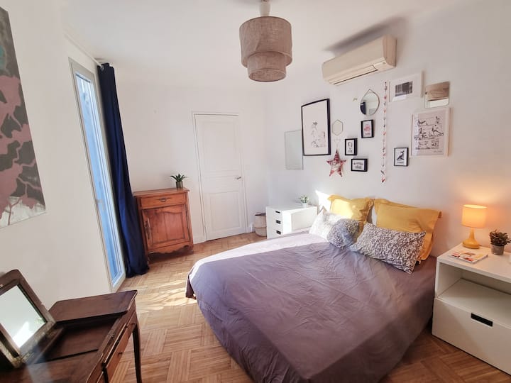 Dhoma e gjumit 02 me derë xhami me pamje nga një ballkon në anë të rrugës. 
krevat dopio "queen" 160x200 -
xham dopio akustik 
raft rrobash dopio