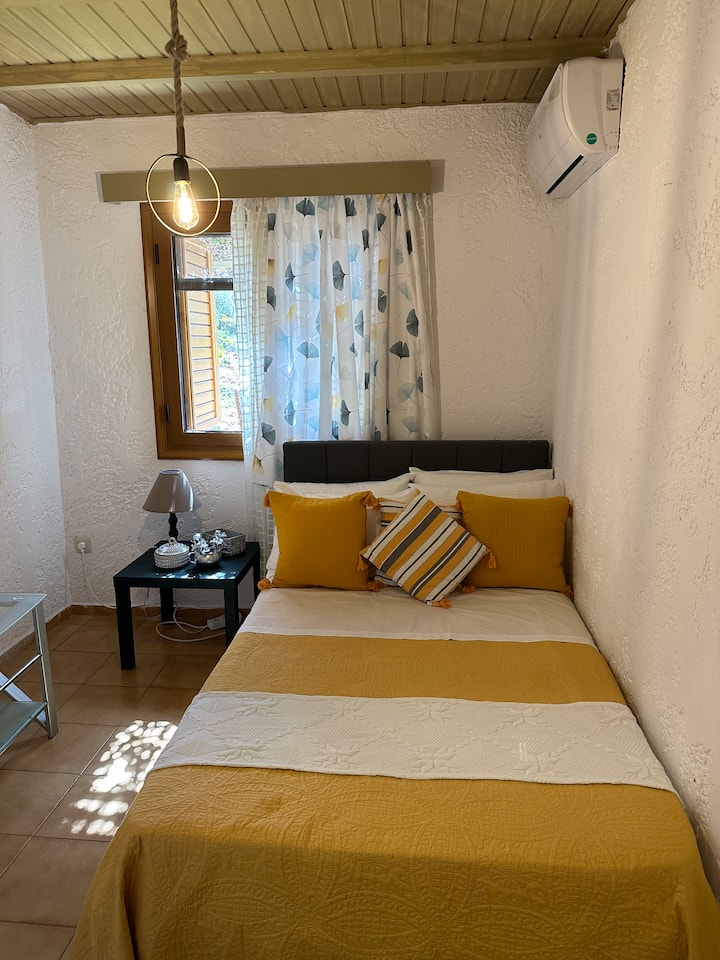 Საძინებლები აღჭურვილია კონდიციონერებით.