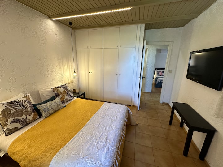 Ეს საძინებელი აღჭურვილია ტელევიზორით!