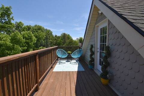 Attic Apartment Above The Grand