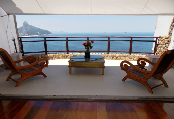 Disponível Bela Mansão em Frente Mar no Joá – 6 St