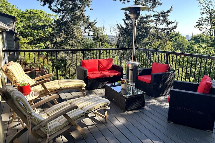 Urban Oasis on Queen Anne Hill 4 Bdr/3 Bath gallery image 2