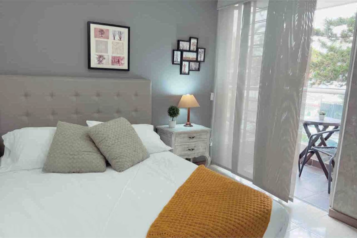 ห้องนอนใหญ่ + ระเบียง