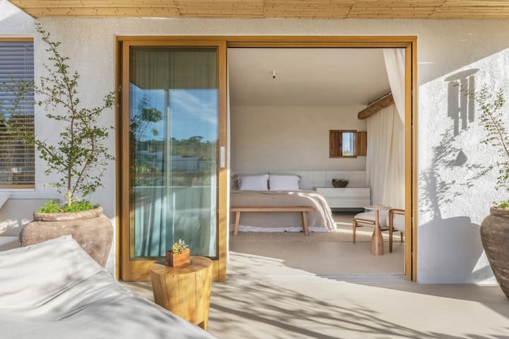 Ცალკე ღონისძიება, სამაგისტრო ფლიგელი ინტეგრირებულია გარე სივრცეში ფართო აივნით, აქვს სააბაზანო, კარადა, მინი კაბინეტი და დასასვენებლად, ვულკანური ქვის აბაზანა.