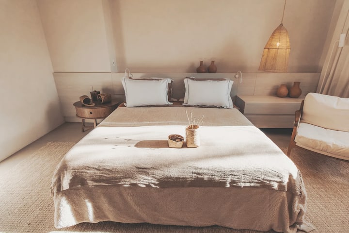 Ეს არის პირველი სართულის ფლიგელი, ფანჯრითა და სახლის სამრეცხაო ბაღის ხედებით.