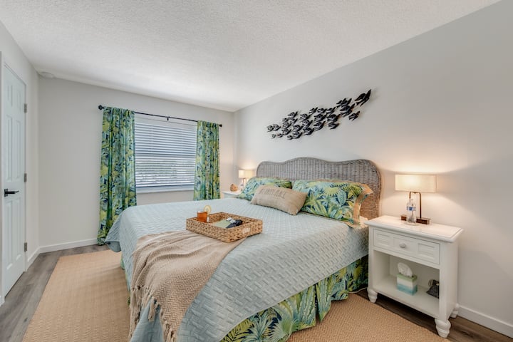 Второто MBR има удобно двойно легло king size, дрешник (с преносимо детско креватче, когато е необходимо).  Има и телевизор Roku, монтиран на стената.