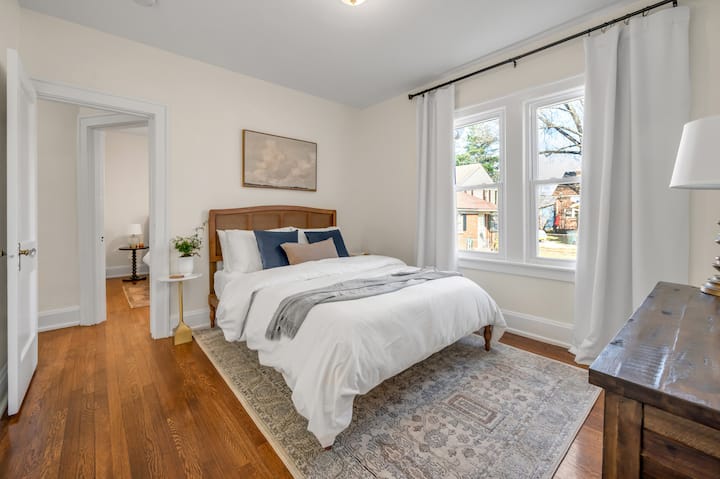 Camera da letto numero due con letto queen-size e tende oscuranti. 