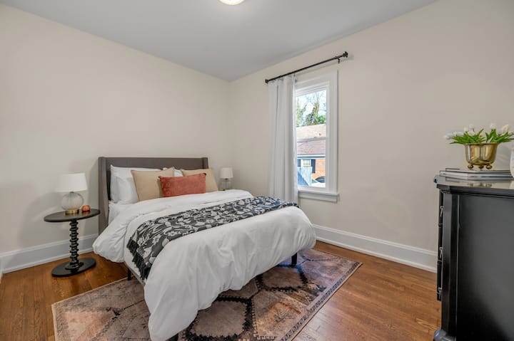 Camera numero tre con tende oscuranti, cassettiera a grandezza naturale e armadio. 