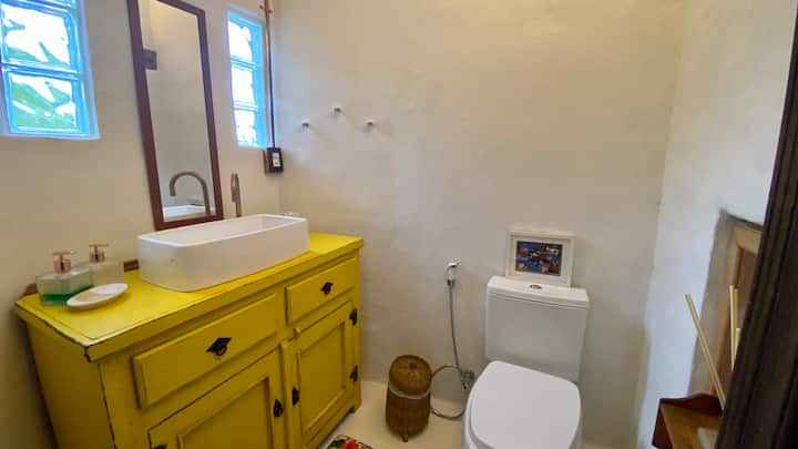 Სააბაზანო 2 კომპლექტში. Ყუთი ცალკეა მეტი კონფიდენციალურობისა და კომფორტისთვის.