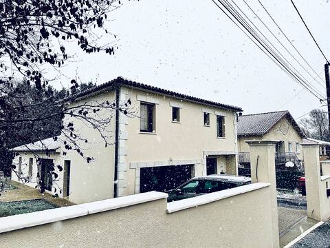 Spacious House - Near train station / Free parking