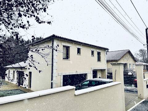 Spacious House - Near train station / Free parking