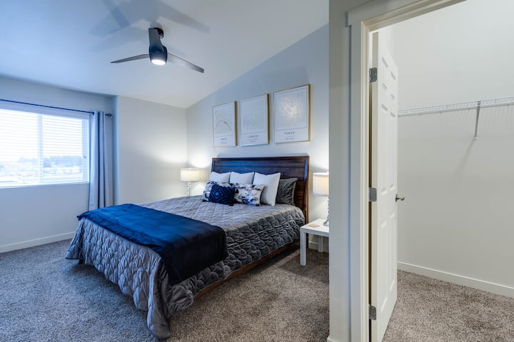 חדר שינה ראשי עם שפע של חדרים