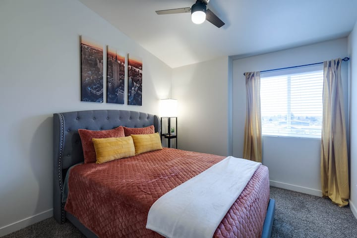 חדר שינה משני עם מאוורר סלולרי