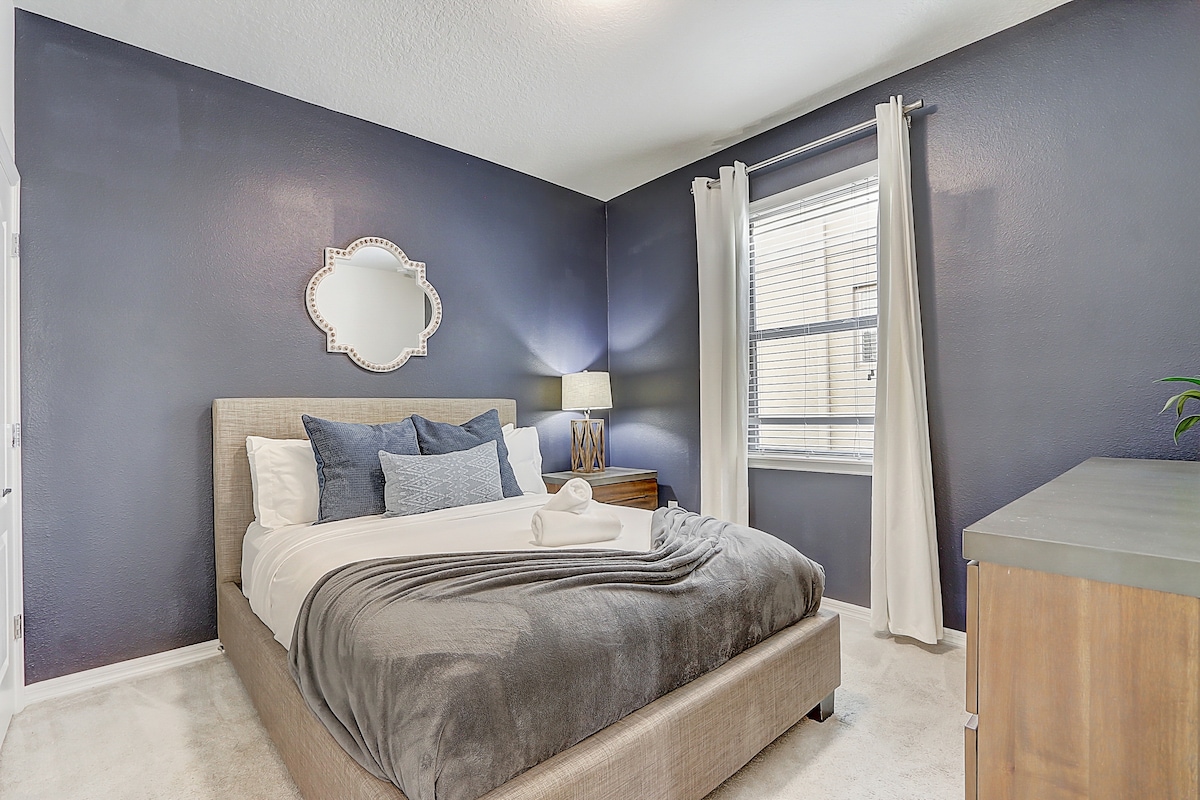 1st floor bedroom with QUEEN bed is accessible without any stairs and has a ensuite full bathroom.  