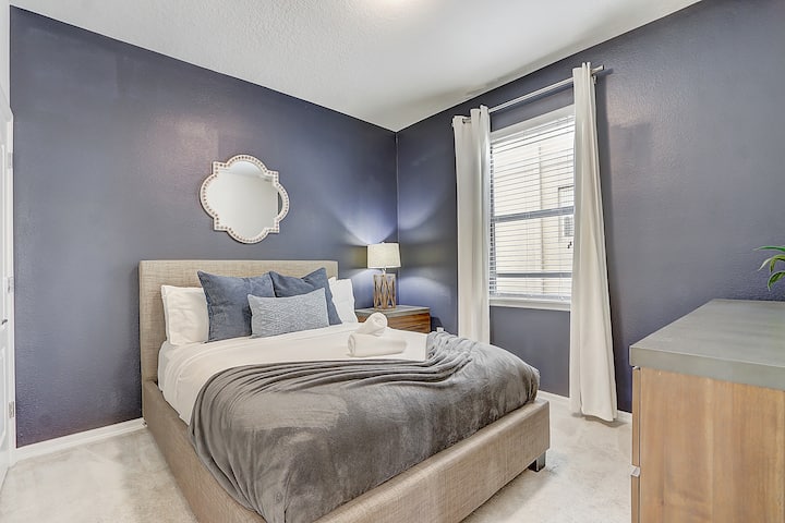 1st floor bedroom with QUEEN bed is accessible without any stairs and has a ensuite full bathroom.  