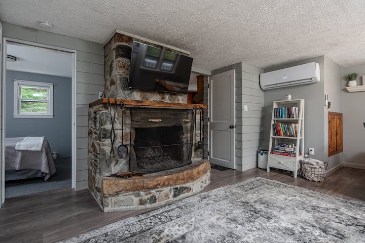 Cozy Chalet W/ Jacuzzi Hot Tub Near Okemo Mountain - Vermont