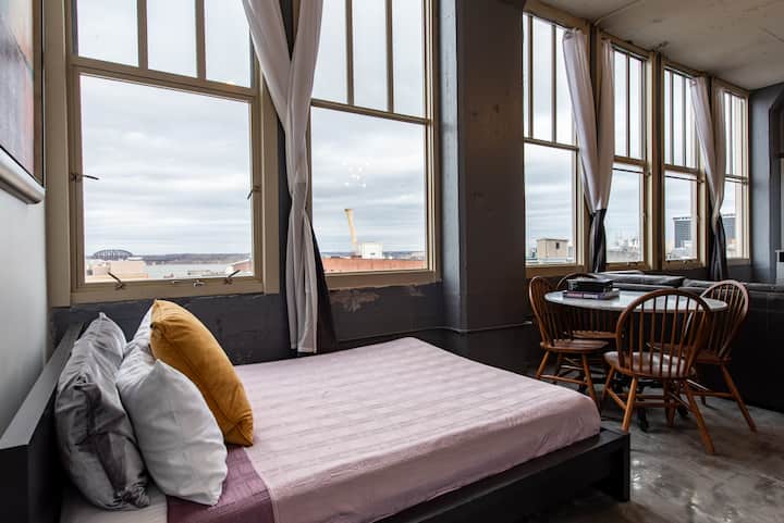 Esta Alcove se ha mejorado con una litera que incluye una cama de matrimonio y dos camas individuales. 