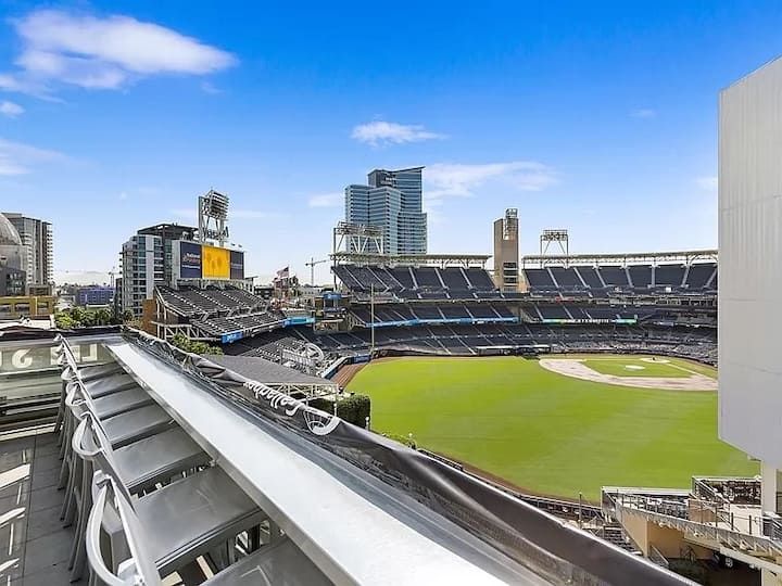 Modern Petco Park-high Rise Condo / Views Of Games - San Diego