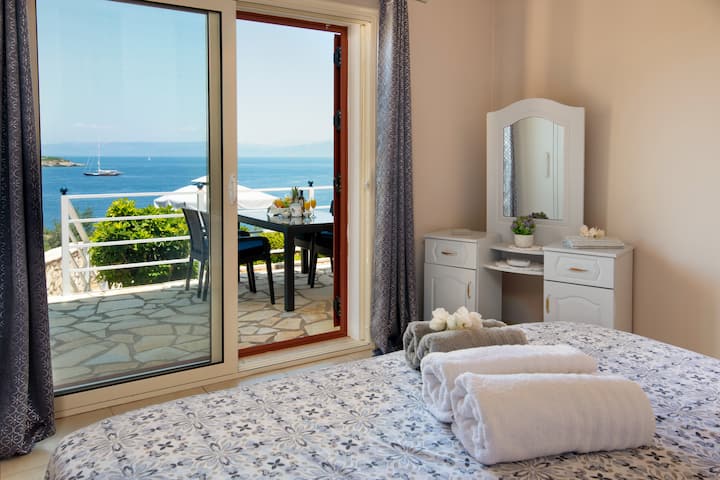 Et fristed ved havet, der er omhyggeligt designet med henblik på din ultimative komfort. Queensize-seng, sengetøj af hotelkvalitet, moderne elegance med blødt sengetøj og komplet klimaanlæg. Privat udendørsterrasse med udsigt over havet og poolområdet.