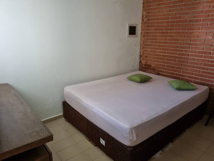 Chambre avant/lit queen size/rack