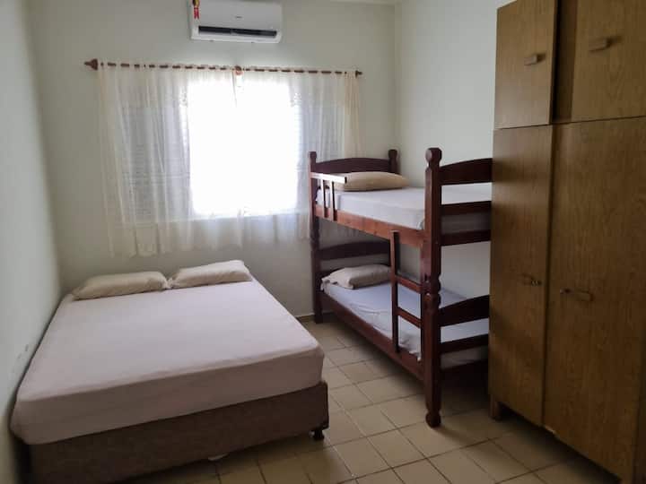 Suite avec chambre/lit double/lit superposé/climatisation