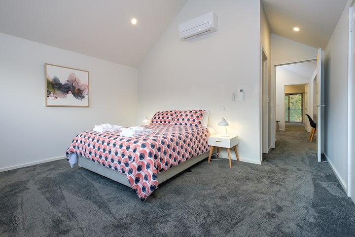 غرفة نوم رئيسية ثانية بإطلالات وحمام داخلي.