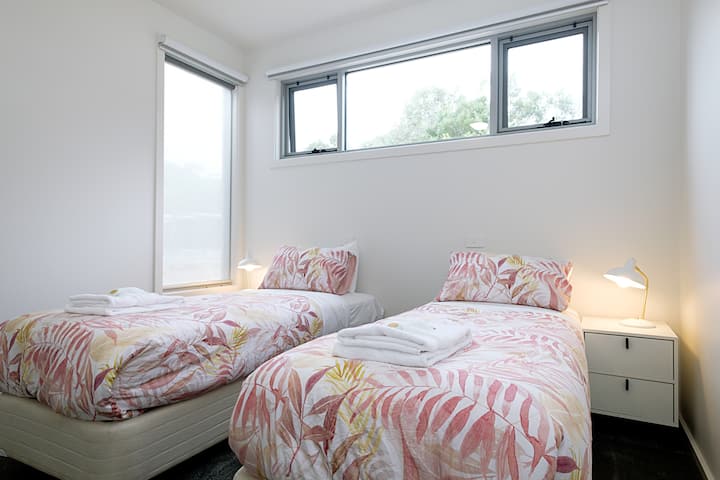 غرفة النوم الأولى في الطابق السفلي.
يمكن للعزاب الاسترخاء معًا لصنع ملكة.