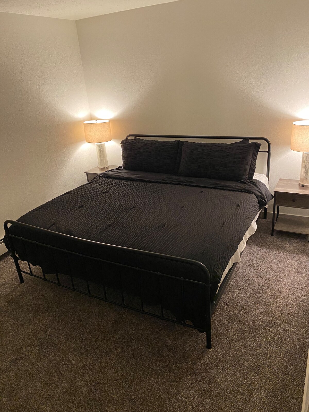 นอนหลับสบายบนเตียงขนาดคิงไซส์พร้อมผ้าปูที่นอนนุ่มๆ โต๊ะข้างเตียงพร้อมโคมไฟอ่านหนังสือ เครื่องเสียงเพื่อค่ำคืนที่สงบ และตู้เสื้อผ้ากว้างขวางพร้อมไม้แขวนเสื้อและผ้าห่มเพิ่มเติม