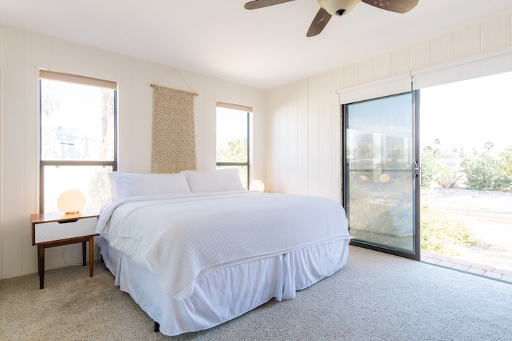 Dhoma kryesore e gjumit me një krevat dopio "king", dyer rrëshqitëse për në hapësirën e jashtme private, depo veshjesh, një televizor dhe një banjë en suite.