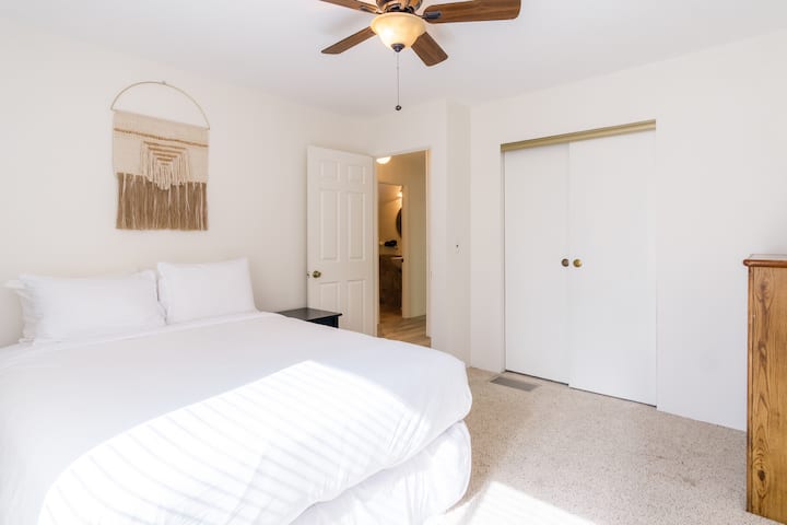 Dhoma e katërt e gjumit me një krevat dopio "queen" dhe një dollap dhe dollap për ruajtje.