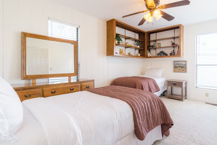 Dhoma e dytë e gjumit, me dy krevate dopio. 