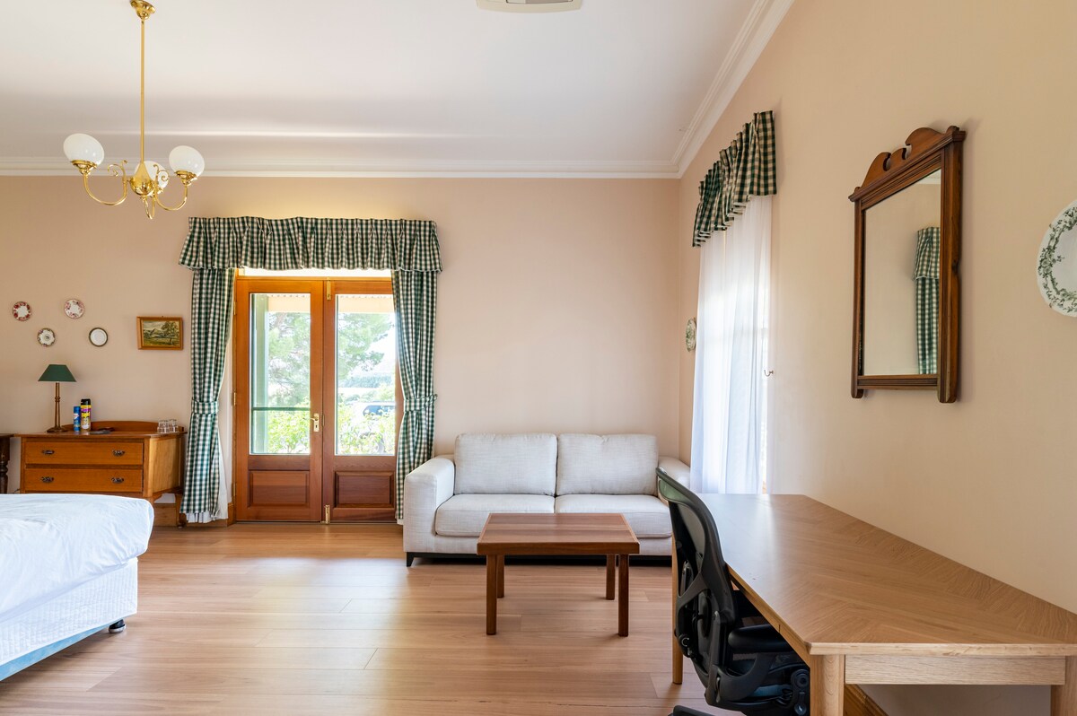 Abbotsford Country House
