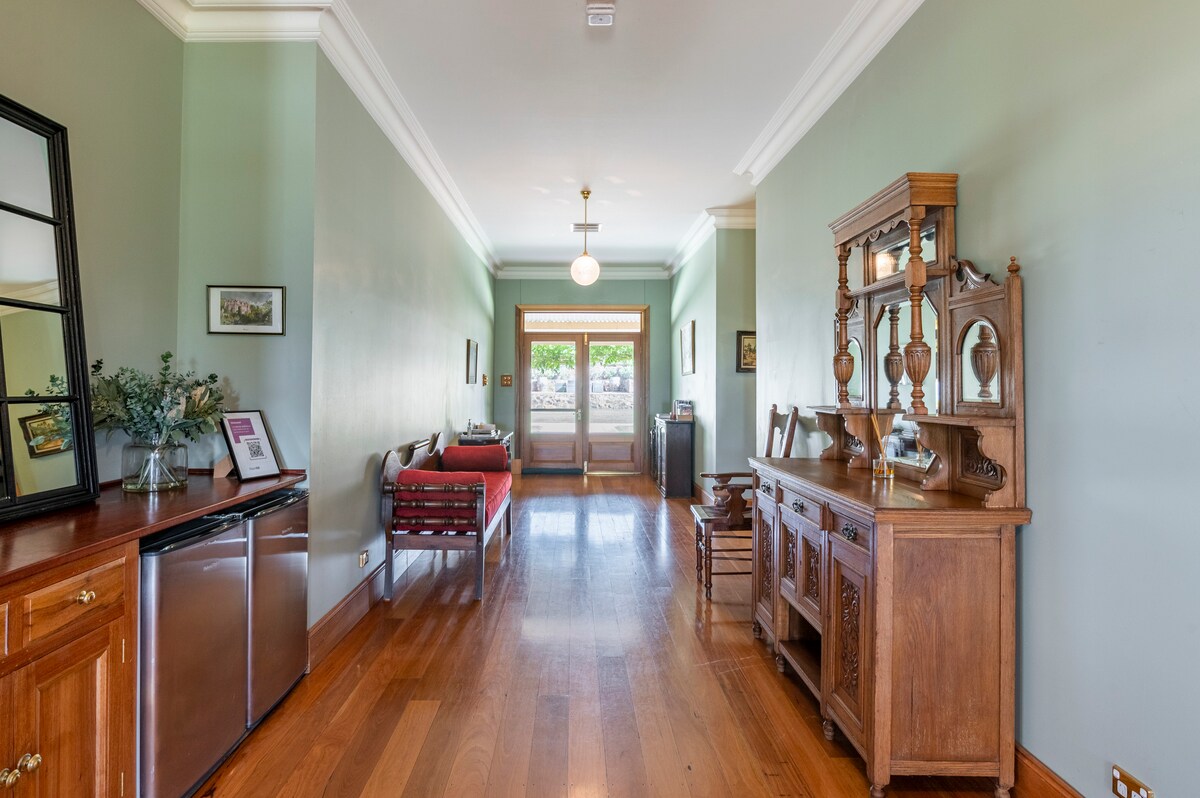 Abbotsford Country House