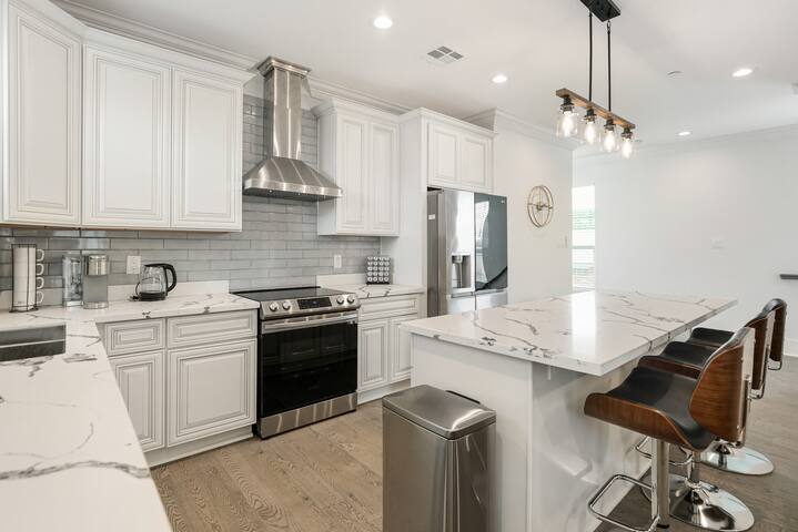 Charming Mid-City Haven – Walk to Streetcar & Bars gallery image 3