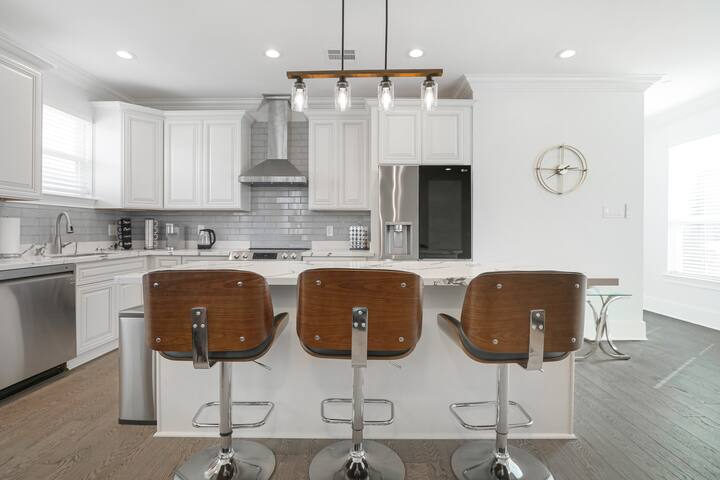 Charming Mid-City Haven – Walk to Streetcar & Bars gallery image 5