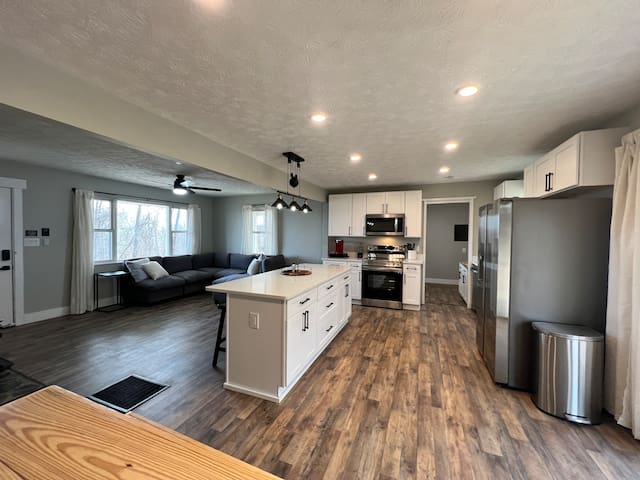 MidWay. Mountain Views. Spacious! 2 Drives!