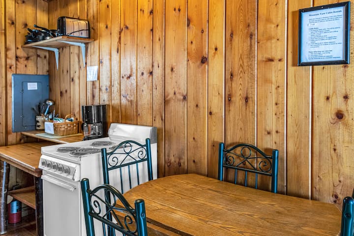 Cabin 1- Pet Friendly Economy Cabin - Tellico Plains, TN