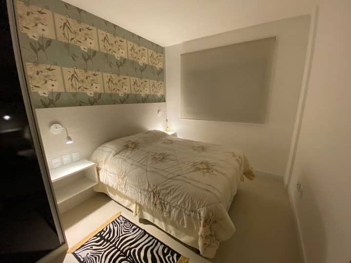 апартамент със завеса и затворен прозорец