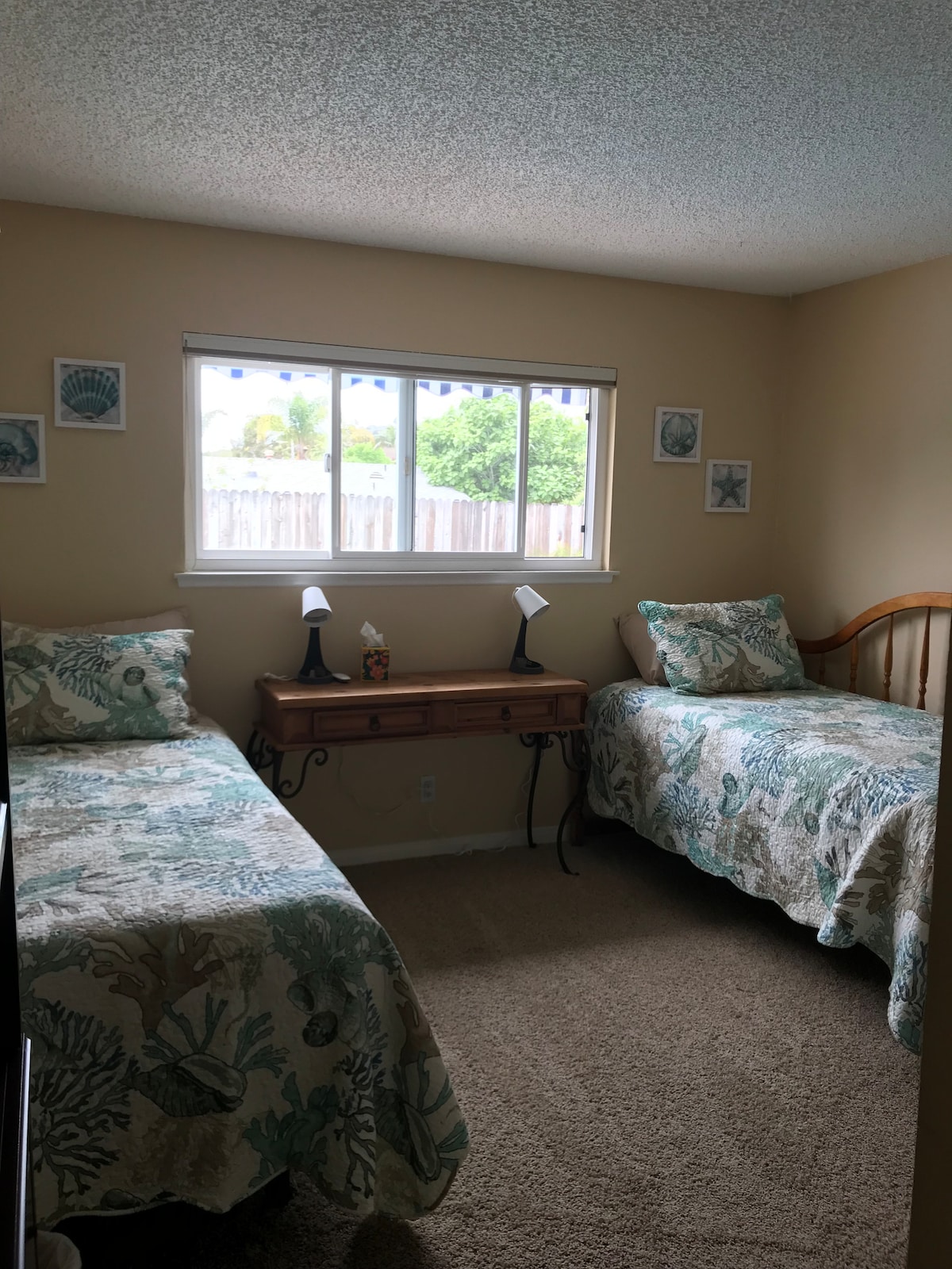 Dormitorio central con 1 individual y 1 Twin XL en una base ajustable.