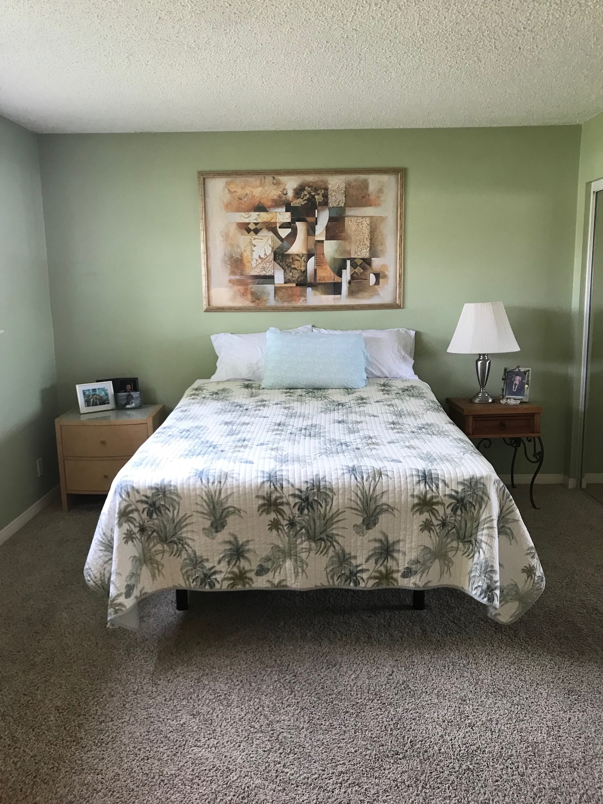 Dormitorio principal cama ajustable tamaño Dreamcloud Queen con características de mensaje y configuración de gravedad cero.