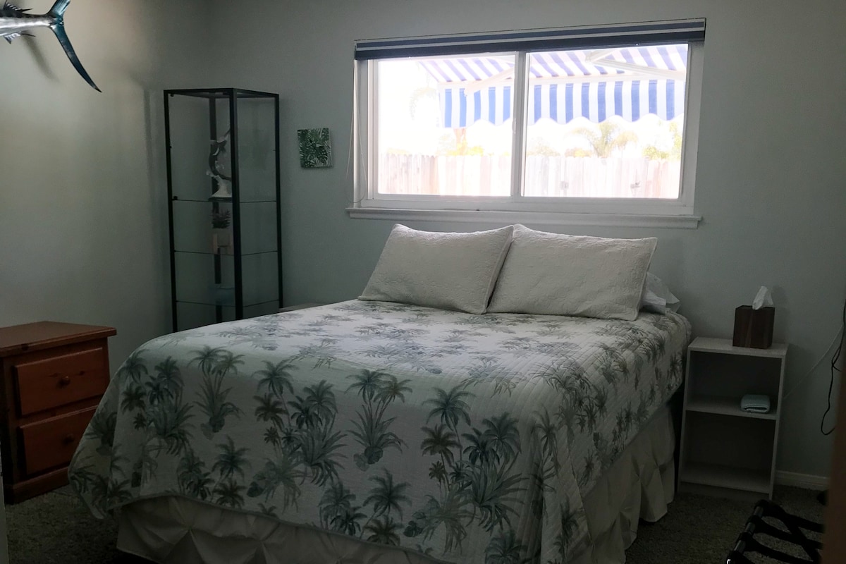 Segundo dormitorio con una NUEVA cama tamaño queen y área de escritorio