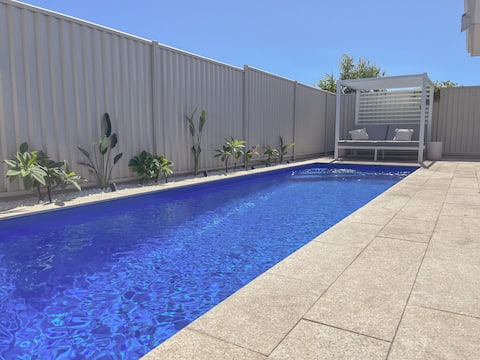 Poolside Daze, Alkimos Beach