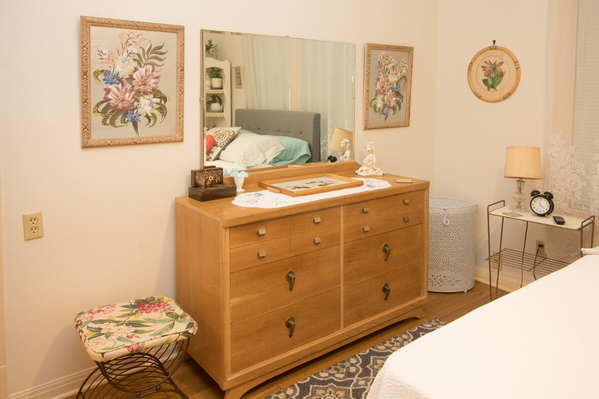 Charming Retro SOCO 2 Bedroom House
