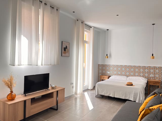 Maritime Apartamentos Cabañal managed Airbnb listing 2