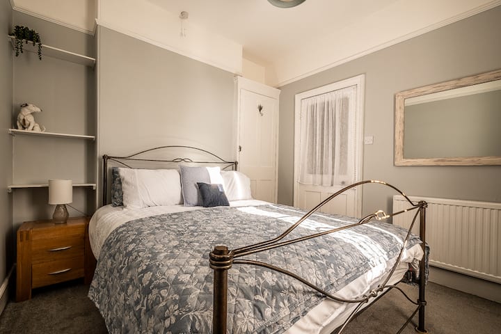 Chumba kingine cha kulala cha watu wawili na kitanda cha ukubwa wa King