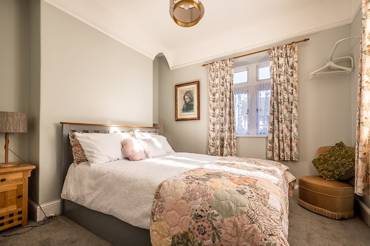 Chumba kikuu cha kulala kina madirisha kwenye miinuko miwili inayohakikisha hisia ya hewa.