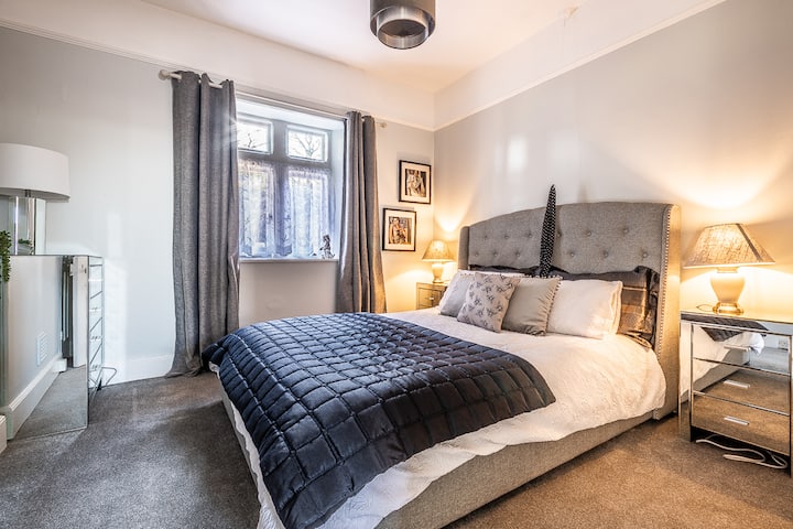 Chumba cha kulala cha pili kimepambwa kwa ladha na vifaa vya kisasa