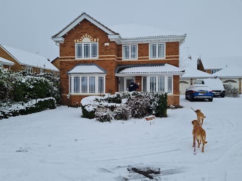 Homely 4 bed house close to Silverstone racecourse