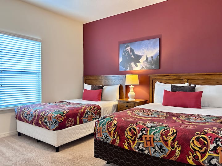 Удобна спална соба со 1 единечен и 1 брачен кревет, совршена за семејство.